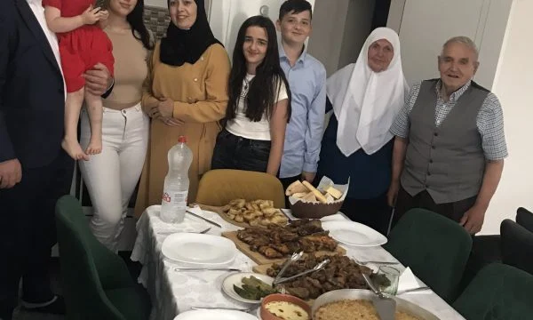 Ambasadori francez e feston Kurban Bajramin në një familje shqiptare