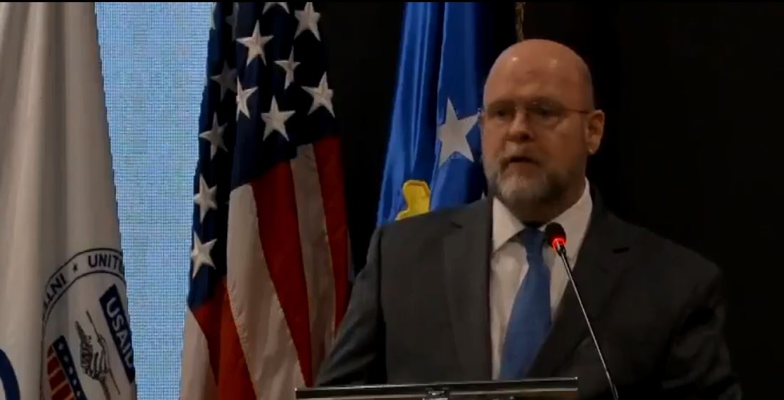 Hovenier: ShBA-ja mbetet e palëkundur në mbështetje të Kosovës