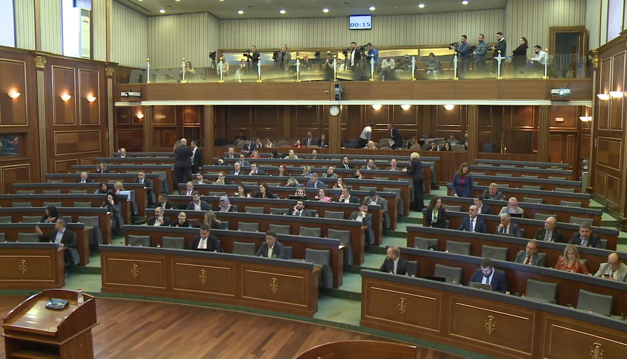 Deputetët mbajnë një minutë heshtje në nderim të Ahmet Krasniqit