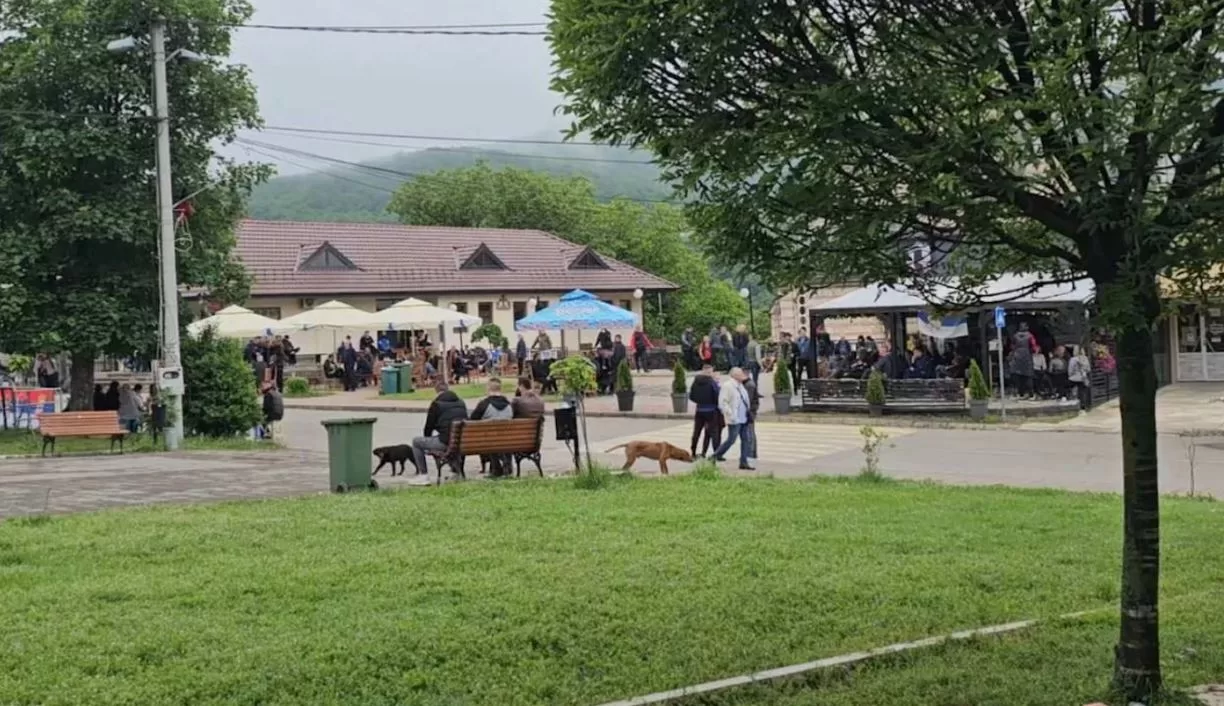 Edhe në Leposaviq vazhdon protesta, raportohet se Hetemi është larguar nga objekti i komunës