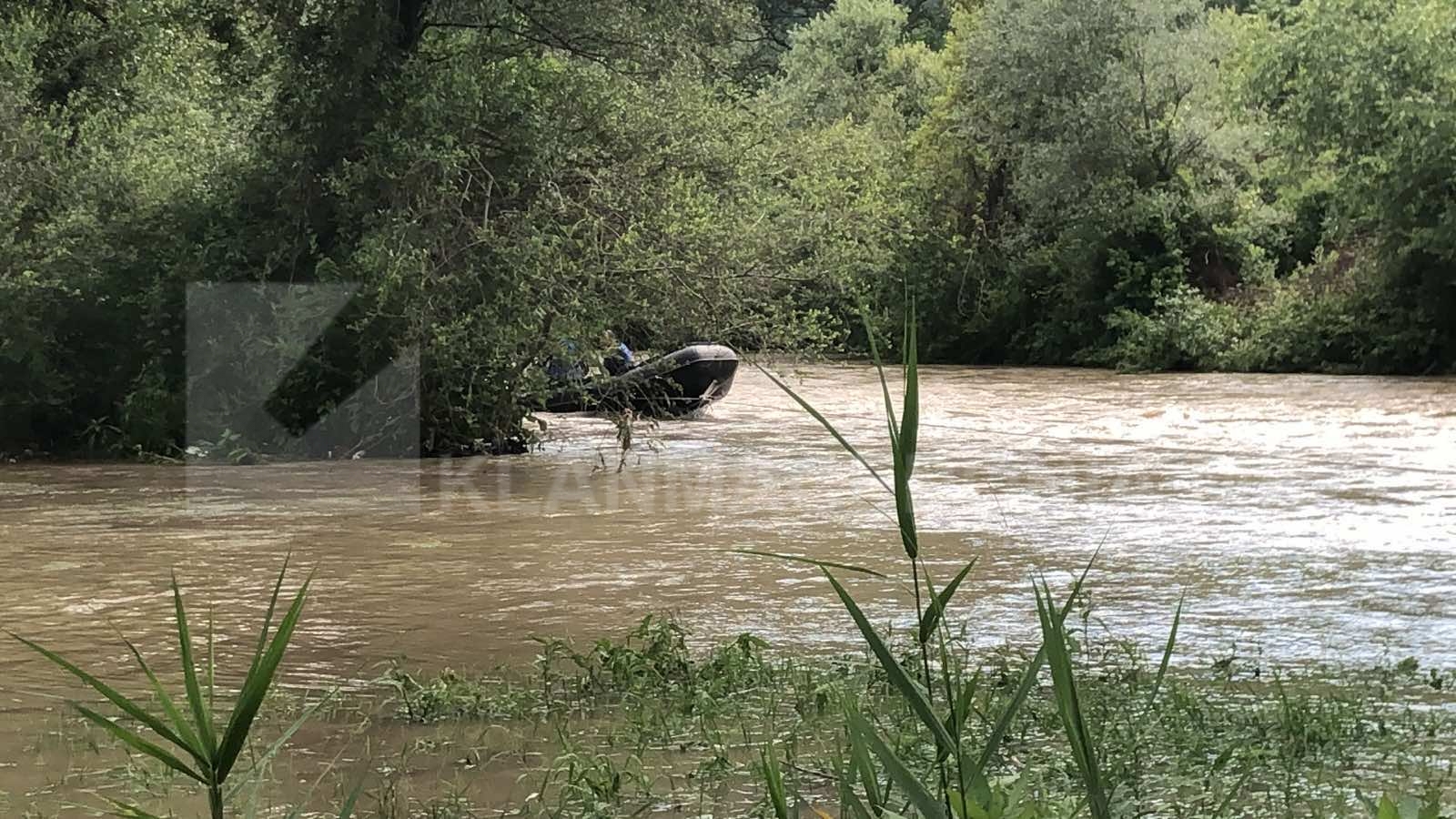 Gjendet një veturë në lumin Lepenc, dyshohet të jetë e familjes Pacolli