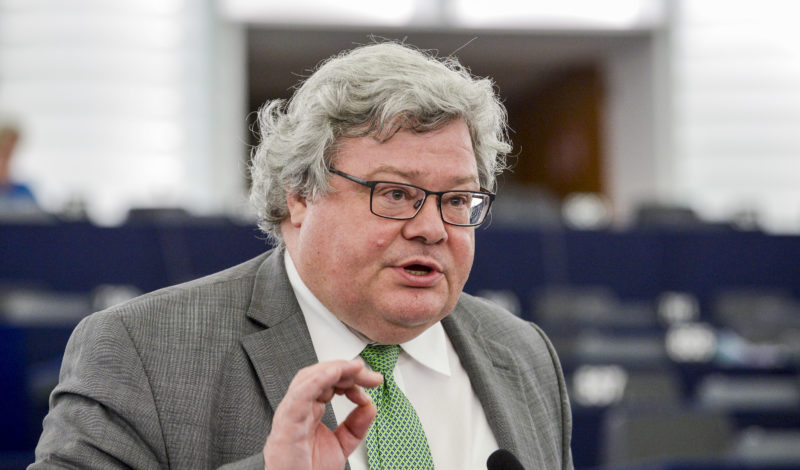 “Çmenduri” i konsideron deputeti gjerman deklaratat e ambasadorit Hill për Kurtin e Vuçiqin