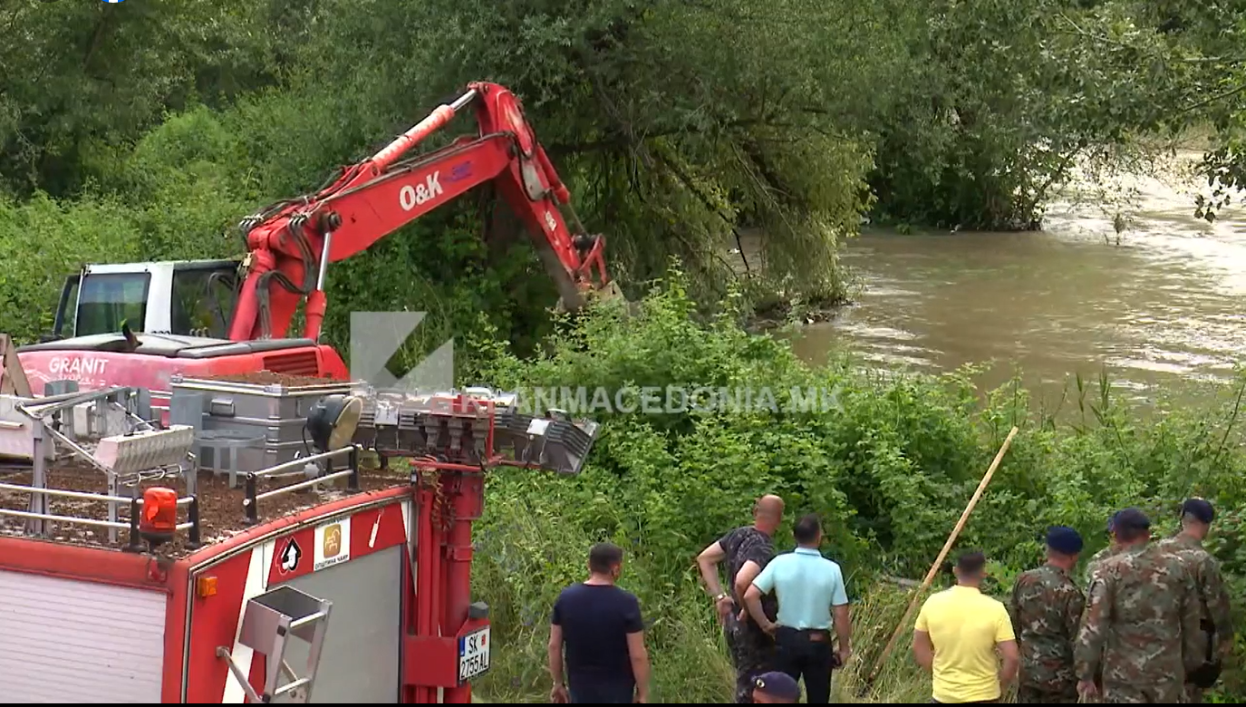 Makineri e rëndë ndodhet në Lepenc për ta nxjerrë veturën nga lumi
