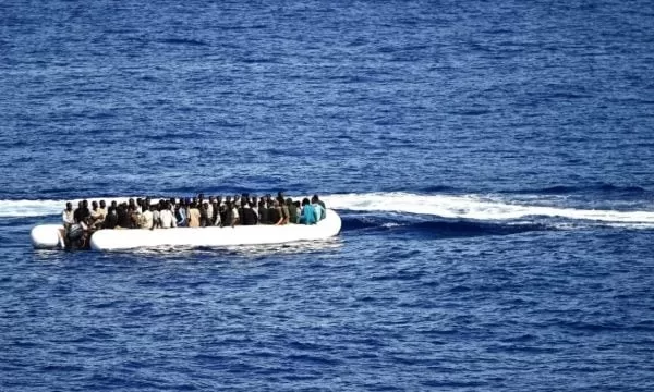 Fundosen 2 anije me emigrantë të paligjshëm në Tunizi, gjendet trupi i një vogëlusheje