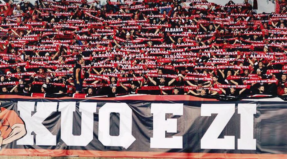 Tifozët kuqezi elektrizojnë stadiumin: Kosova zemra jonë (Video)