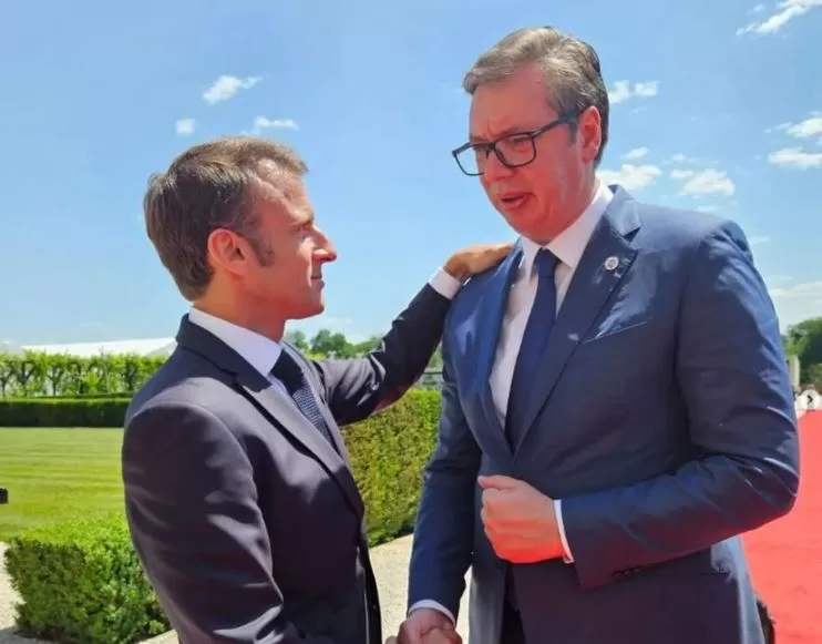 Macron paralajmëroi seriozisht Serbinë dhe Kosovën: A do ta dëgjojë Vuçiq mikun e tij?