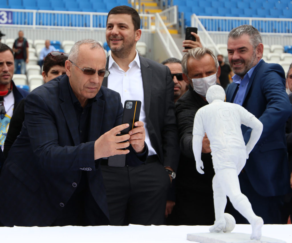 Agim Ademi kujton mikun dhe legjendën Vokrri: 5 vjet pa Fadil Vokrrin, simbolin e futbollit kosovar