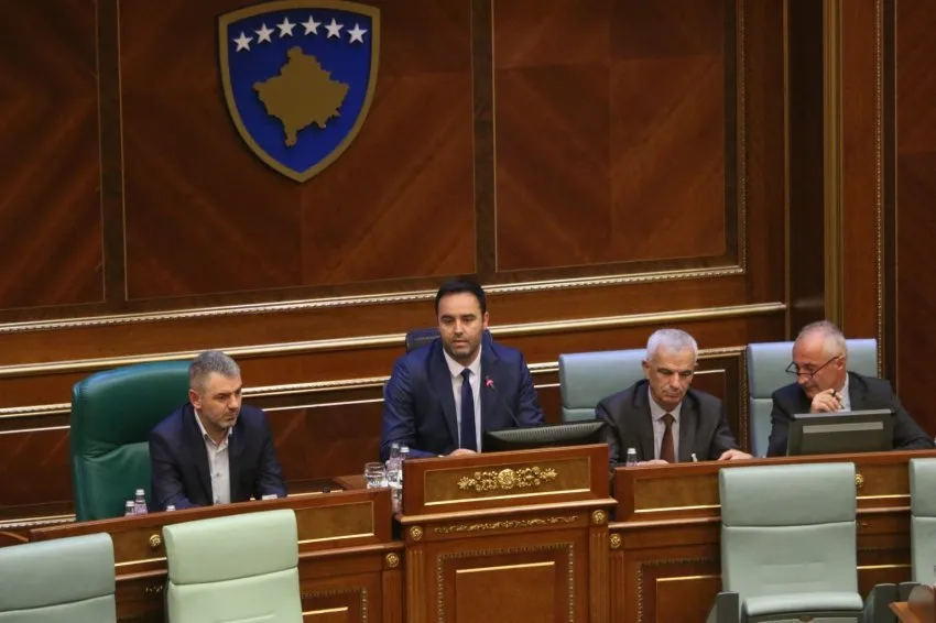 Pensionohet sekretari i Kuvendit, Ismet Krasniqi