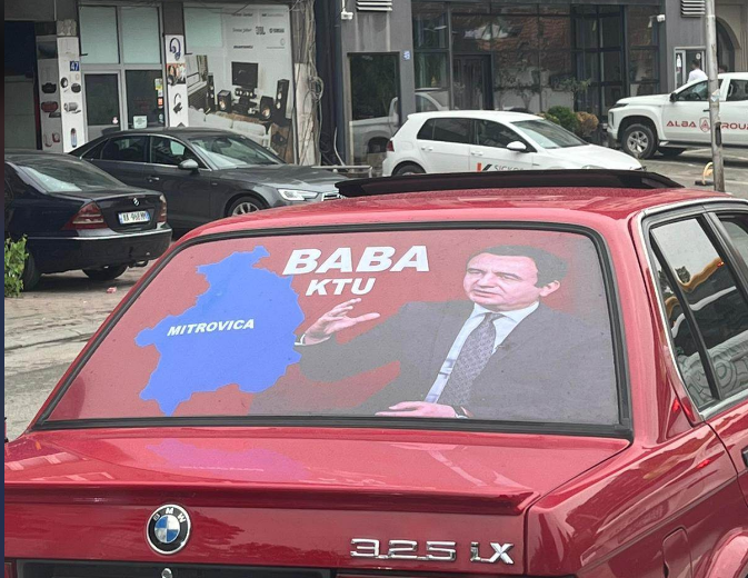 “Baba ktu”, qytetari vendos foton e Kurtit në veturë