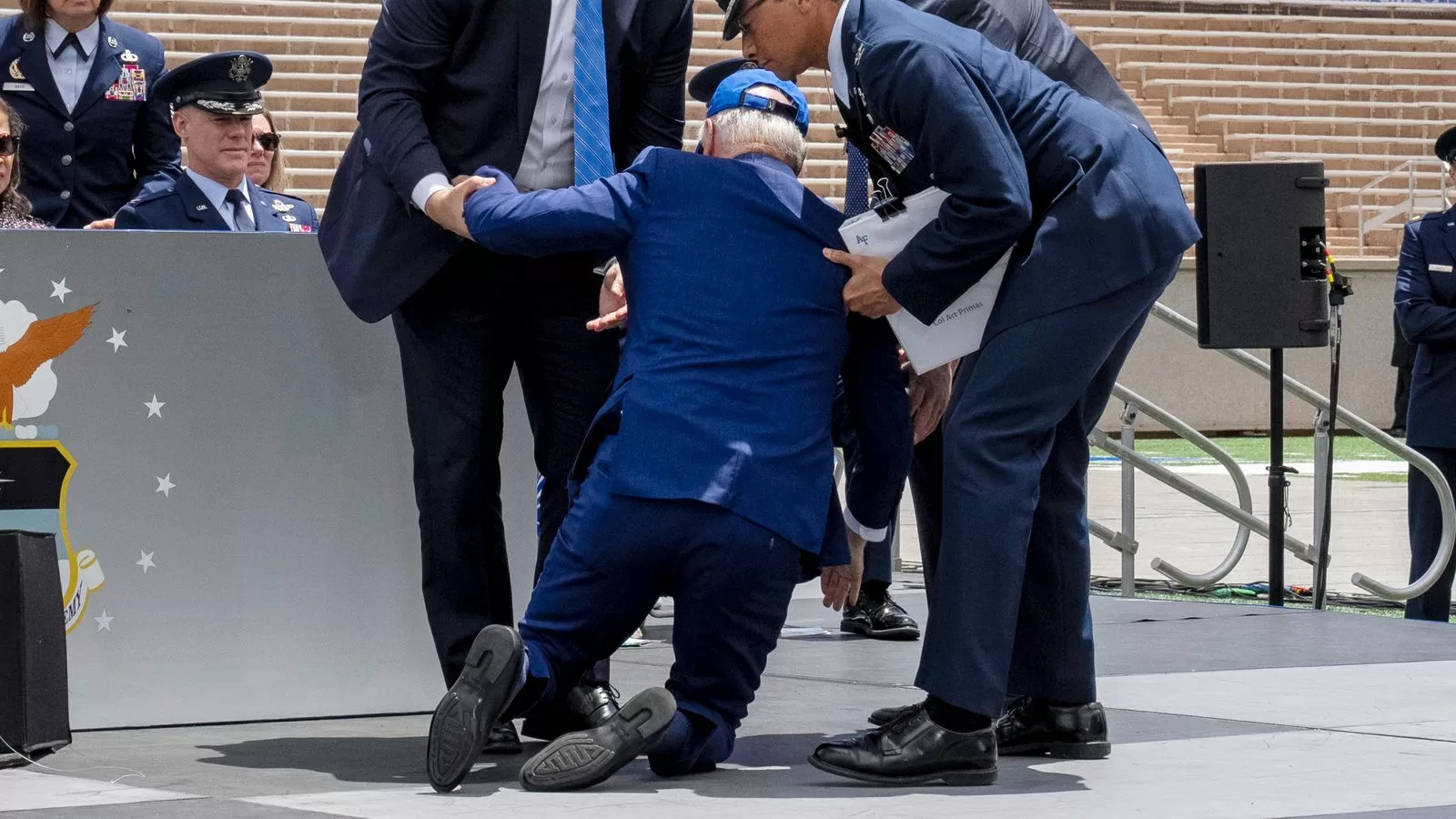 Joe Bideni pengohet dhe bie gjatë ceremonisë së diplomimit