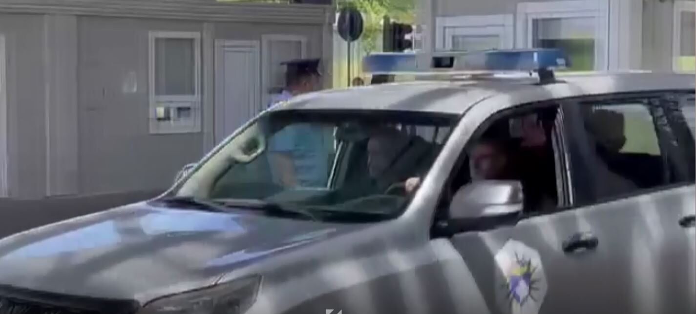 Policët largohen me përshëndetje nga Merdarja (VIDEO)