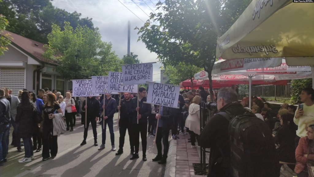 Protestuesit serbë nxjerrin pankartat në Zveçan: “Nuk do të na dëboni nga shtëpitë tona”