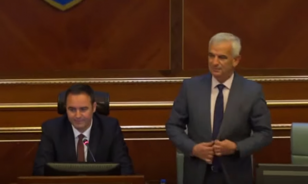 Pas 16 viteve punë, pensionohet Sekretari i Kuvendit, Ismet Krasniqi
