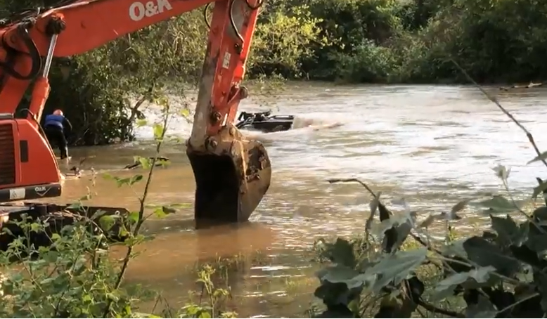 Ja si duket vetura e nxjerrë nga lumi Lepenc (Foto)