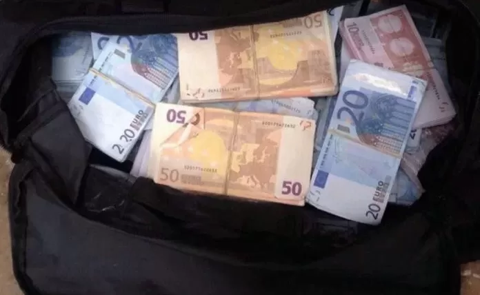 Pronarin e këmbimores në Prishtinë e përcjellin hajnat, ia vjedhin çantën me 20 mijë euro