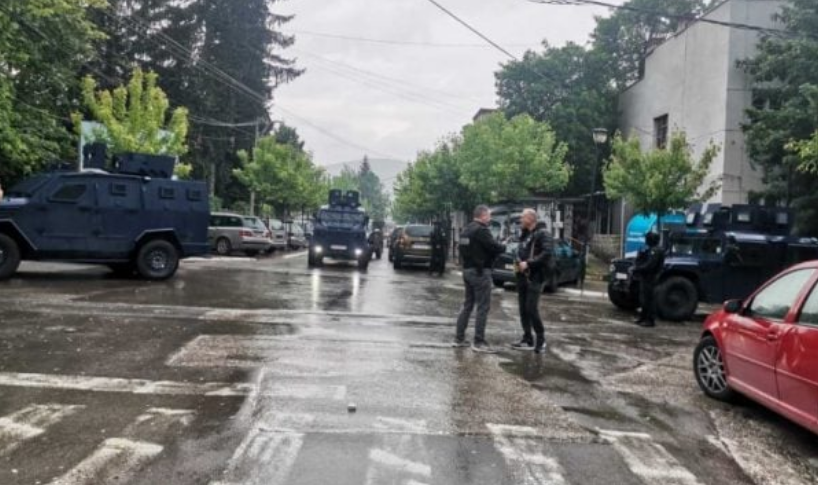 Largohen autoblindat e policisë në Leposaviq