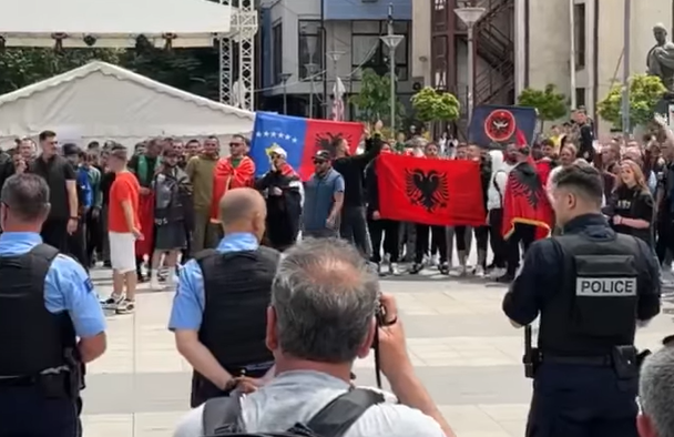 “Pa u farue djem e çika, jo nuk ndahet Mitrovica”, protestuesit shqiptarë nisin këngën tek Ura e Ibrit