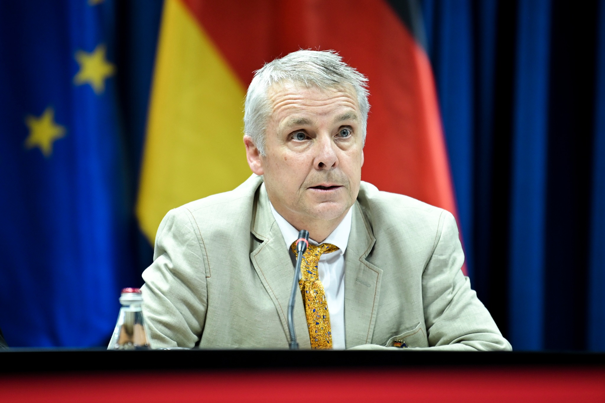 Ambasada gjermane shprehet e kënaqur me vendimin e Qeverisë për konvertimin e patentë shoferëve