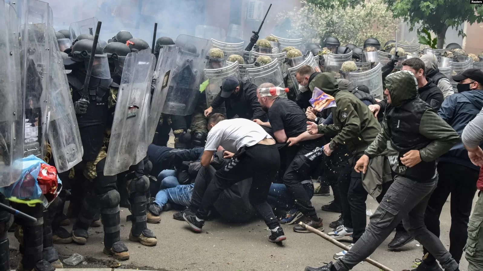 Protesta në Zveçan, Policia: Sulm ndaj rendit kushtetues, afër 80 persona sulmuan zyrtarët policorë