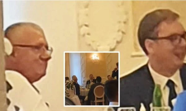 Video e Vuçiq në dasmën e djalit të Sheshelit, me këngë që lavdërojnë Pavle Gjurishiqin i cili kreu krime kundër myslimanëve në Bosnjë e Sanxhak