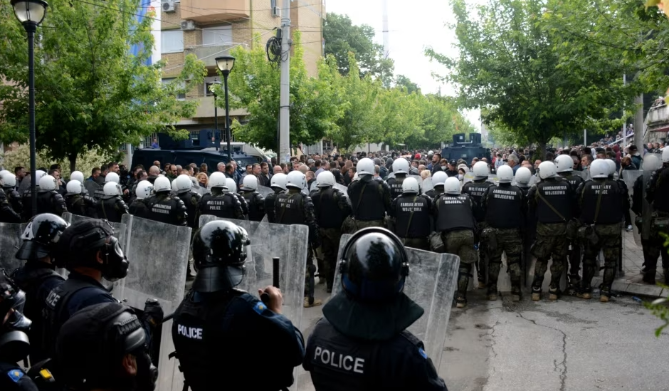 Policia u sulmua gjatë arrestimit të njërit nga ‘kokat’ e bandave kriminale në Veri, tre policë të lënduar