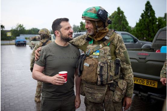 Presidenti i Ukrainës e viziton vijën e frontit në Dontesk