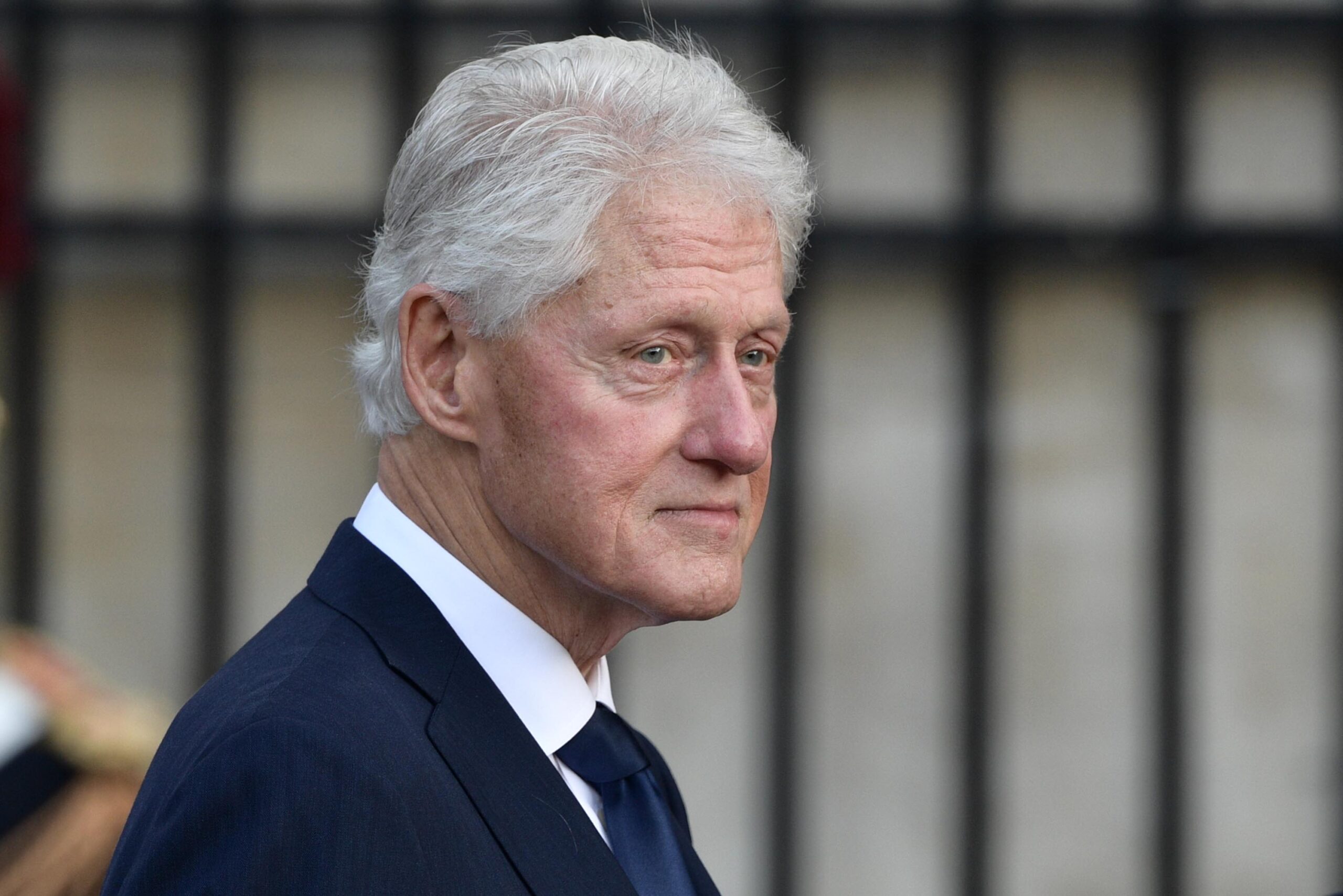 Clinton jep porosi për Kosovën gjatë vizitës në Shqipëri