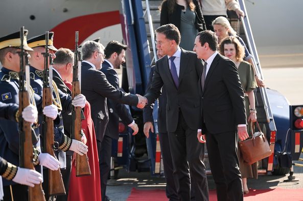 Pamje nga pritja që u bëri Kurti në aeroport Kryeministrit të Holandës dhe atij të Luksemburgut