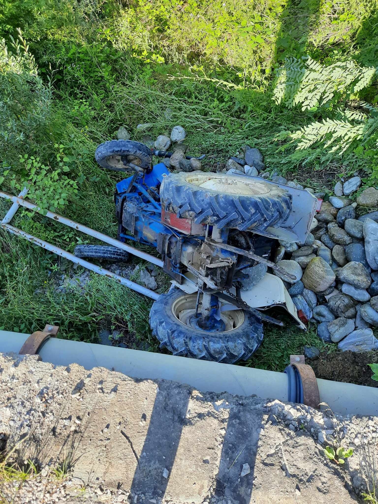 Traktori i ngarkuar me gurë bie nga ura afër Kaçanikut