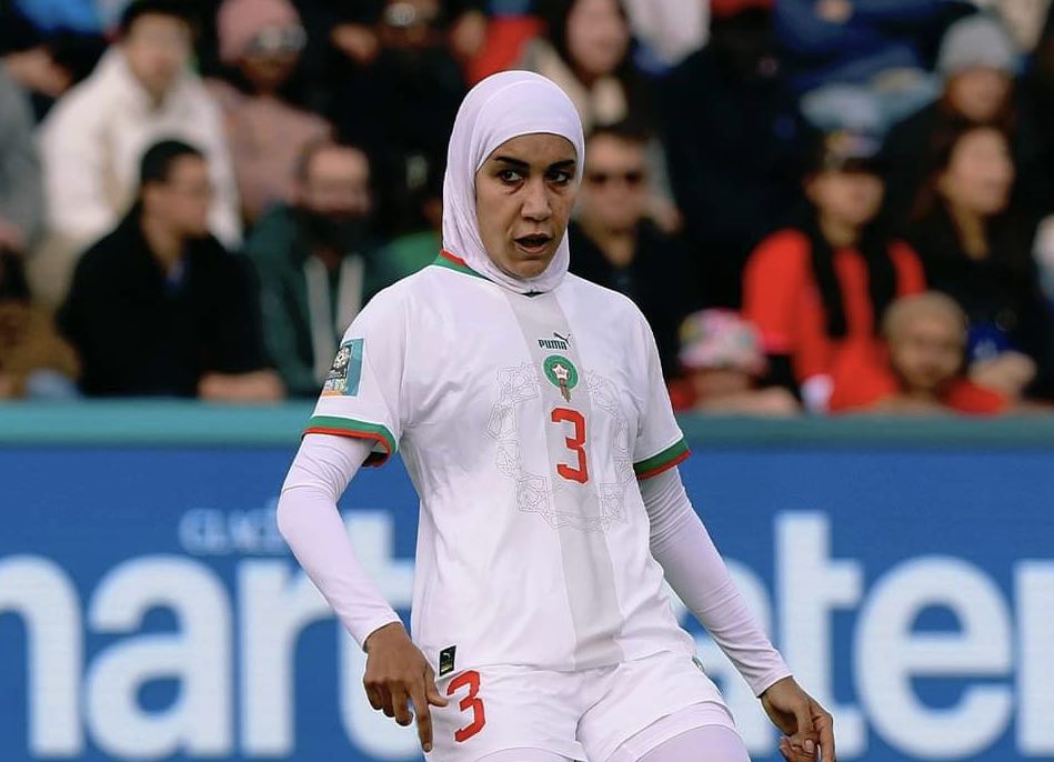 Futbollistja e Marokut, lojtarja e parë që veshi hixhab në një ndeshje të Kupës së Botës