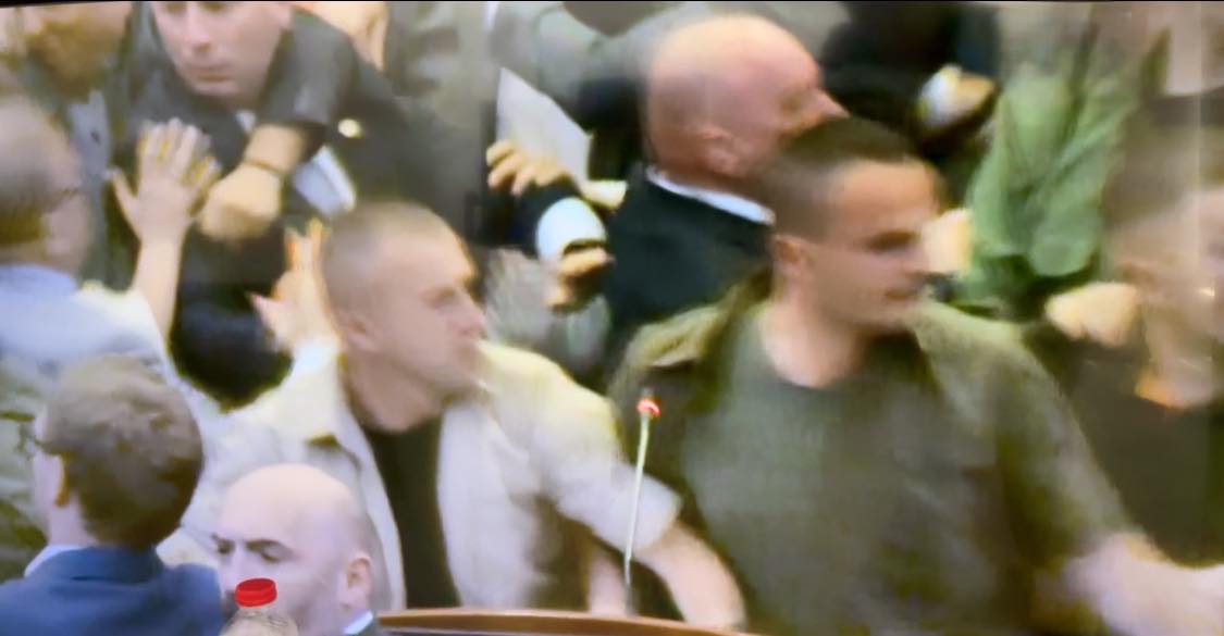 Rrahje në Kuvendin e Kosovës midis LVV-së dhe PDK-së