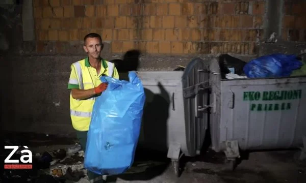Natën mbledh mbeturina nëpër Prizren e ditën kujdeset për bletët (Video)