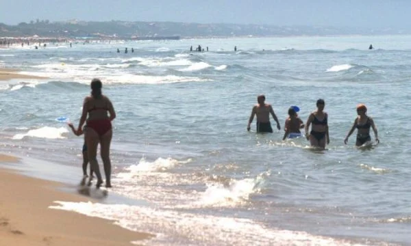19-vjeçarja shpëton 5 persona në ditën e saj të parë si roje plazhi në Itali