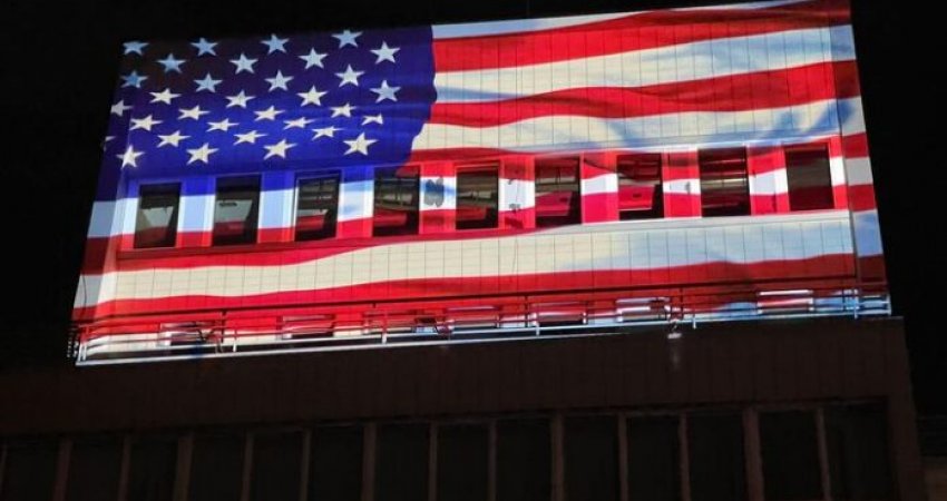 Presidenca dhe Kuvendi ndriçohen me flamurin amerikan