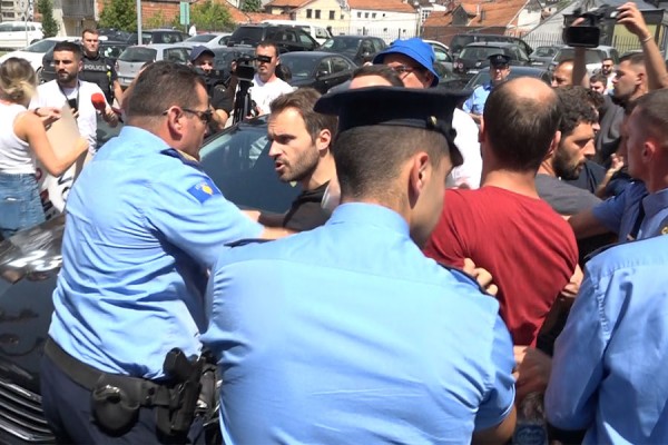 PSD me aksion simbolik para Qeverisë, përleshen me Policinë