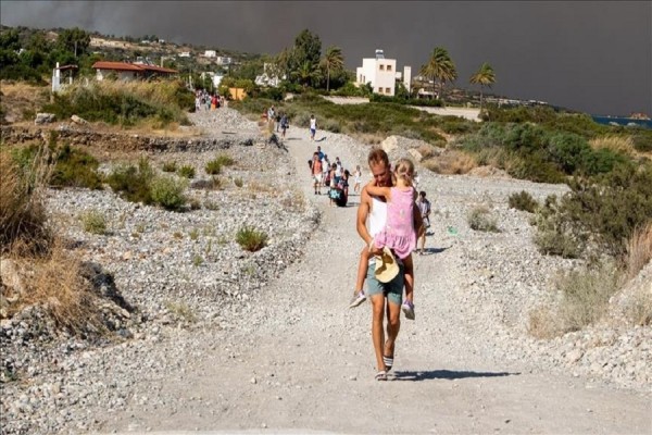 Greqia vazhdon luftën kundër zjarreve në ishujt Rodos dhe Korfuz