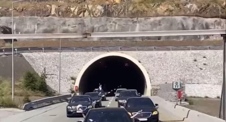 Dasmorët ‘pushtojnë’ tunelin e Kalimashit, dhjetëra vetura në autostradë