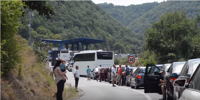 Afër gjashtë orë pritje në Merdarë për të dalë nga Kosova