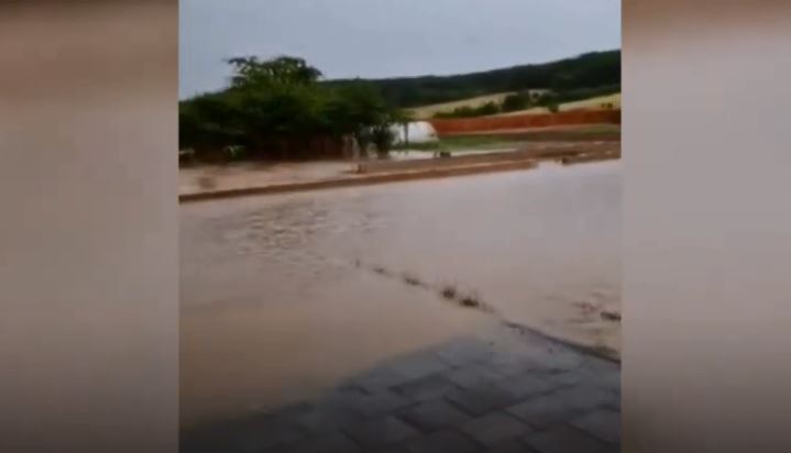 Reshjet dhe stuhia shkaktojnë vërshime në Dremjak të Ferizajt