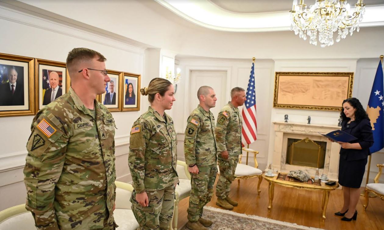 Osmani dekoron me Medaljen Presidenciale Ushtarake udhëheqësit ushtarakë amerikanë në KFOR