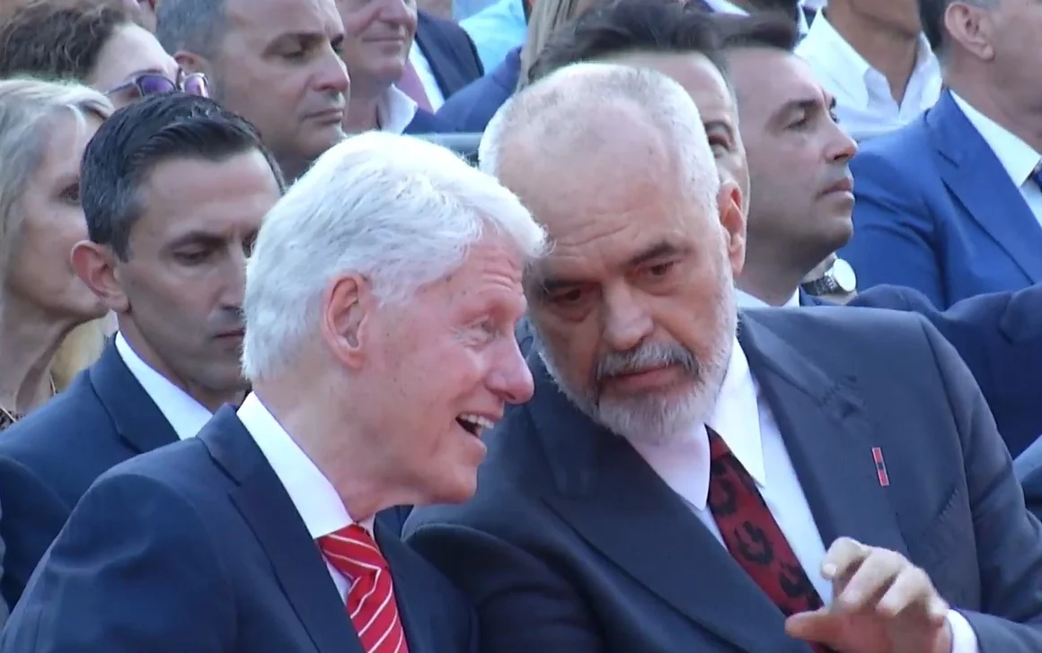 Rama nën emocione kujton momentin kur Clinton autorizoi bombardimin e Serbisë