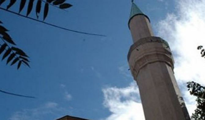 Hajnat vjedhin pllakën e xhamisë në Bajqinë të Podujevës