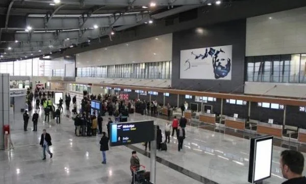 Vdes një grua në aeroportin “Adem Jashari”, gjendja iu keqësua sa ishte në aeroplan