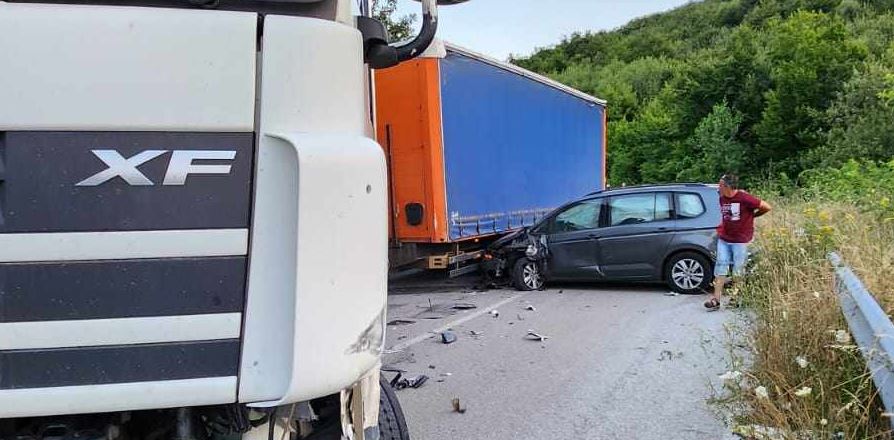 Aksident trafiku mes kamionit dhe veturës në pikën kufitare në Mutivodë, një i lënduar