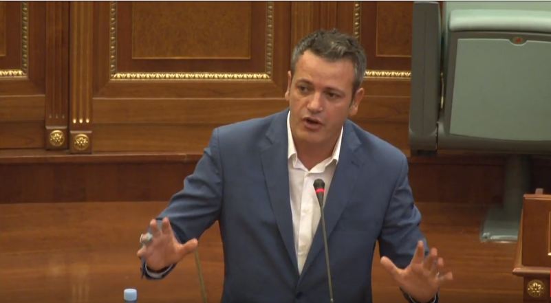 Arben Gashi nervozohet me ministrat në Kuvend: Boll u qaraveshët qaty, jemi t’u fole për diçka të rëndësishme