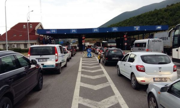 Kolonë e gjatë në kufirin Kosovë-Shqipëri