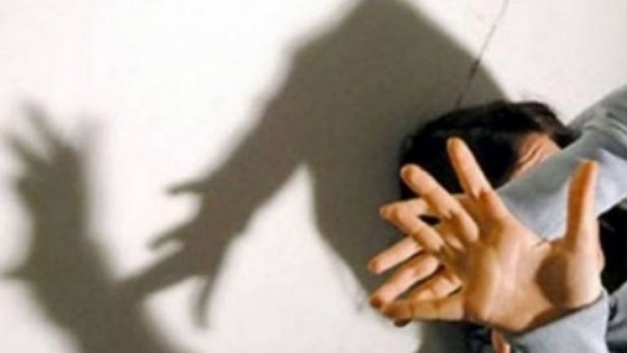 Ushtroi vazhdimisht dhunë fizike e psikike ndaj gruas, arrestohet burri në Deçan