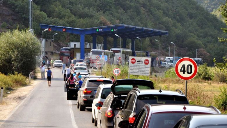 Vazhdojnë kolonat te Dheu i Bardhë, mbi një orë pritje për të hyrë në Kosovë