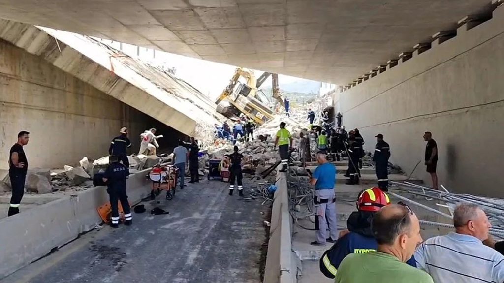 Shembet një pjesë ure në Greqi, të paktën një viktimë e 4 të lënduar