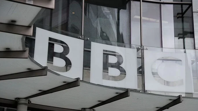 BBC suspendon prezantuesin mes akuzave se pagoi një adoleshent për foto eksplicite